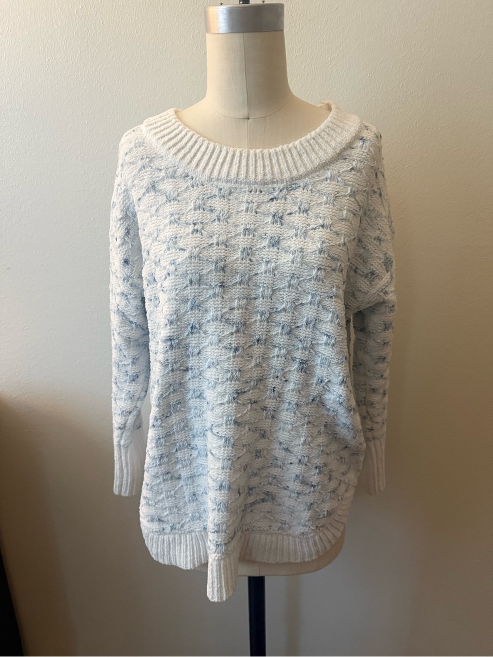 Cozy Textured Crewneck Sweater - White with Light Blue Detail
